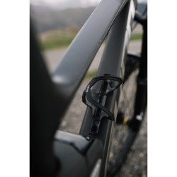 Le Pulse Z2 est un porte-bidon réversible construit en deux parties permettant de choisir le sens de montage sur le vélo.